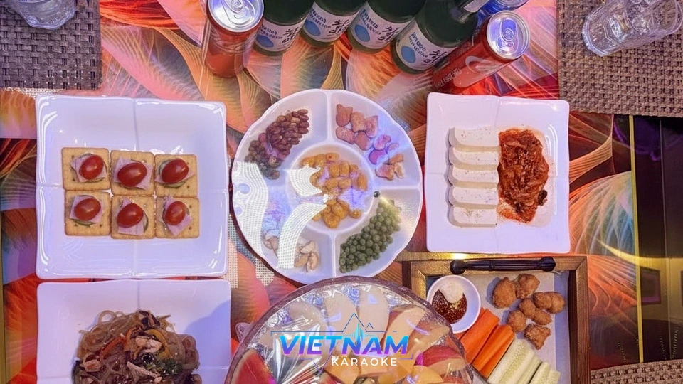 테이블 위 다양한 마른안주와 주류