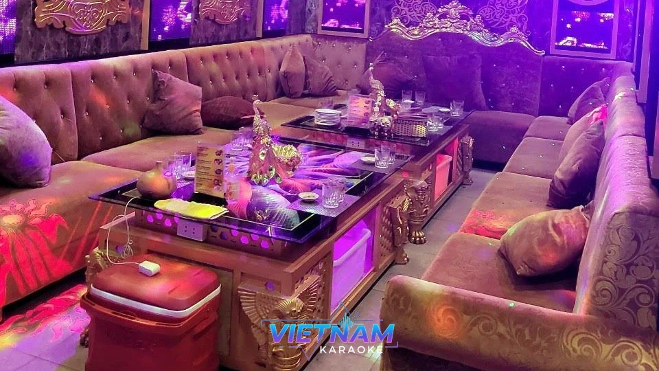 화려한 조명의 가라오케 룸 내부