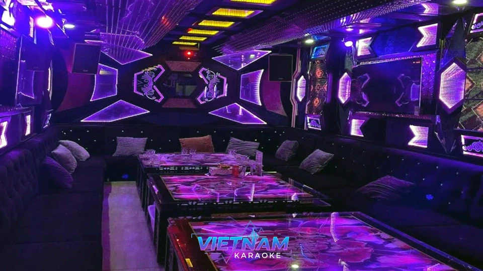 보라색 조명 인테리어의 가라오케 룸