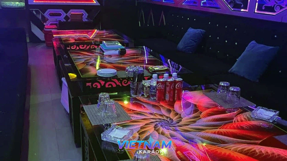 화려한 무늬 테이블과 가라오케 좌석