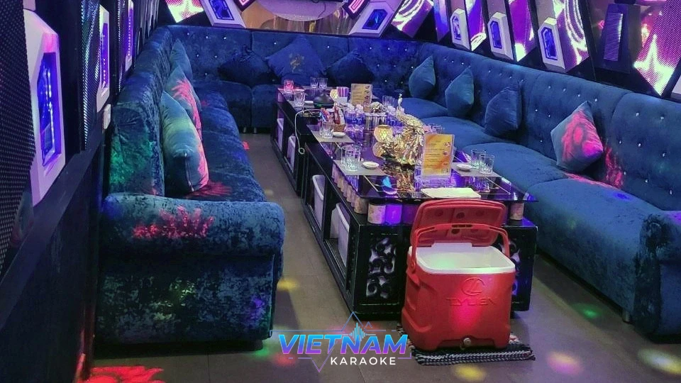파란색 벨벳 소파가 있는 가라오케