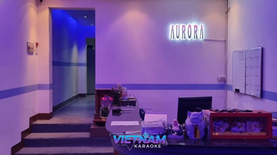 보라색 조명의 가라오케 카운터