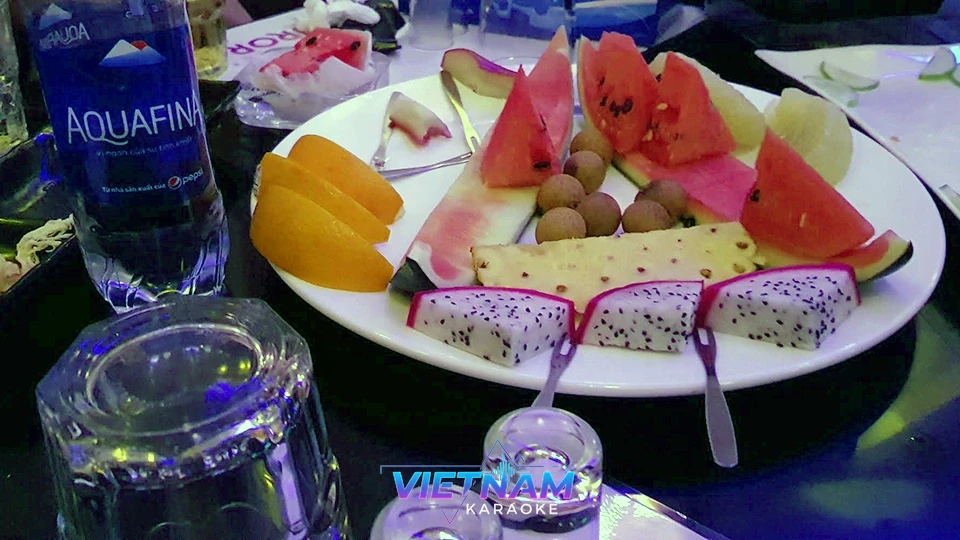 테이블 위 과일 안주와 생수