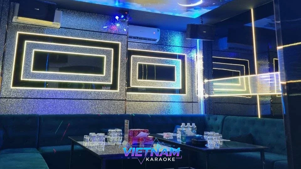 화려한 조명의 가라오케 내부