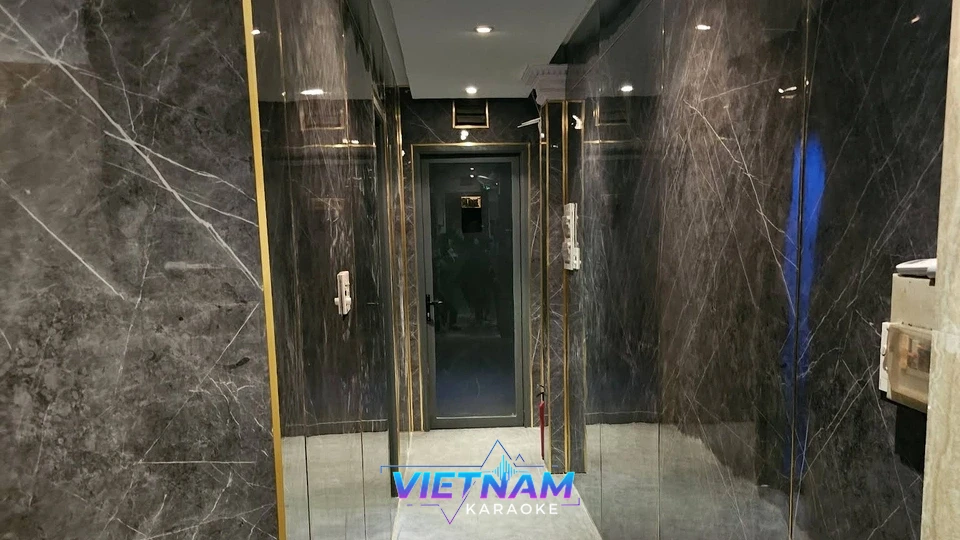 대리석 벽면의 복도 인테리어