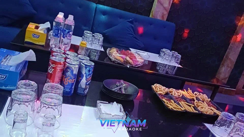 음료와 안주가 가득한 테이블