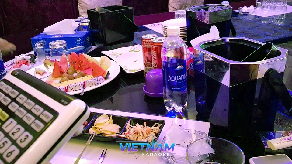 얼음통과 마른 안주 세팅