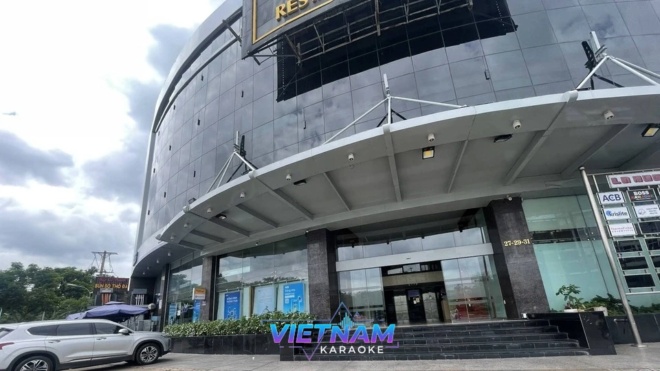 건물 입구와 유리창 및 계단