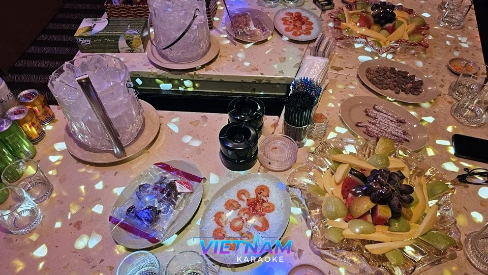 테이블 위 과일 안주와 음료 세팅