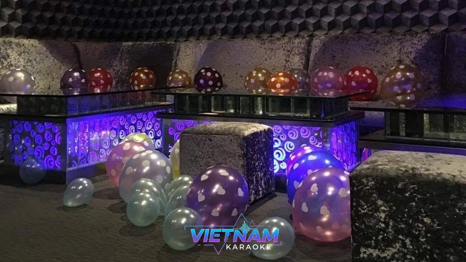 풍선으로 장식된 가라오케 파티룸