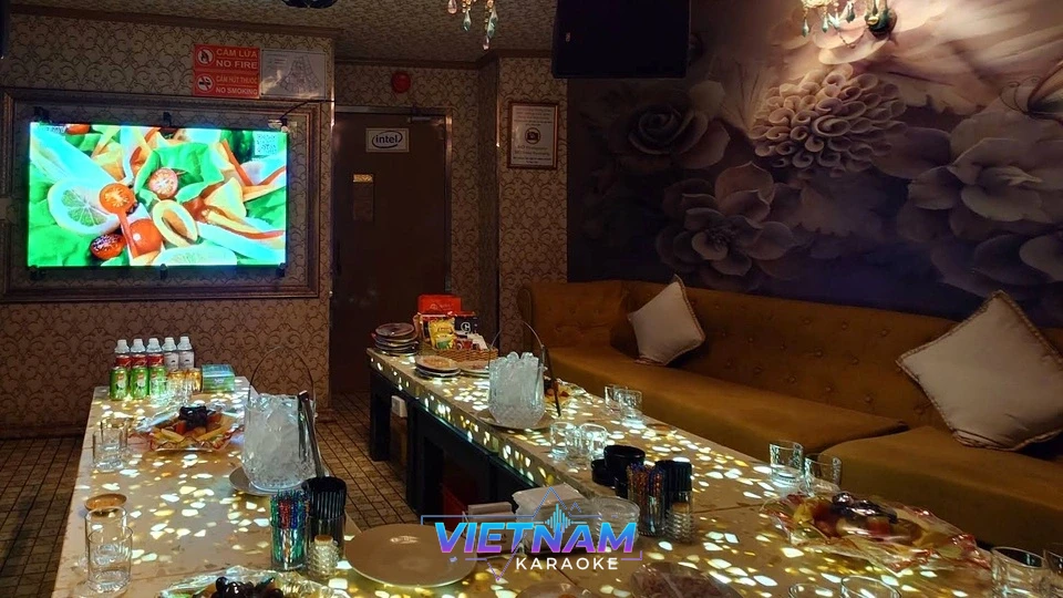 대형 스크린과 안주가 있는 룸