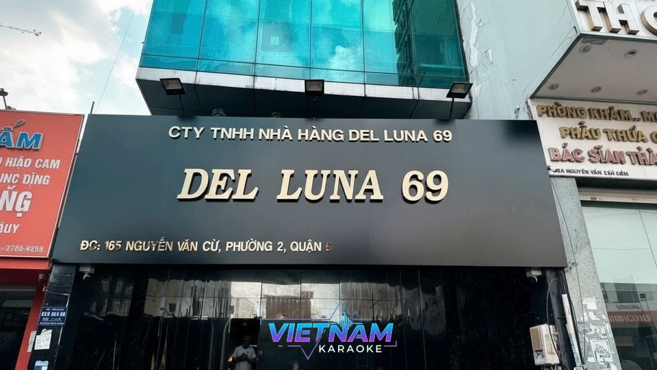 델루나 가라오케 입구 간판