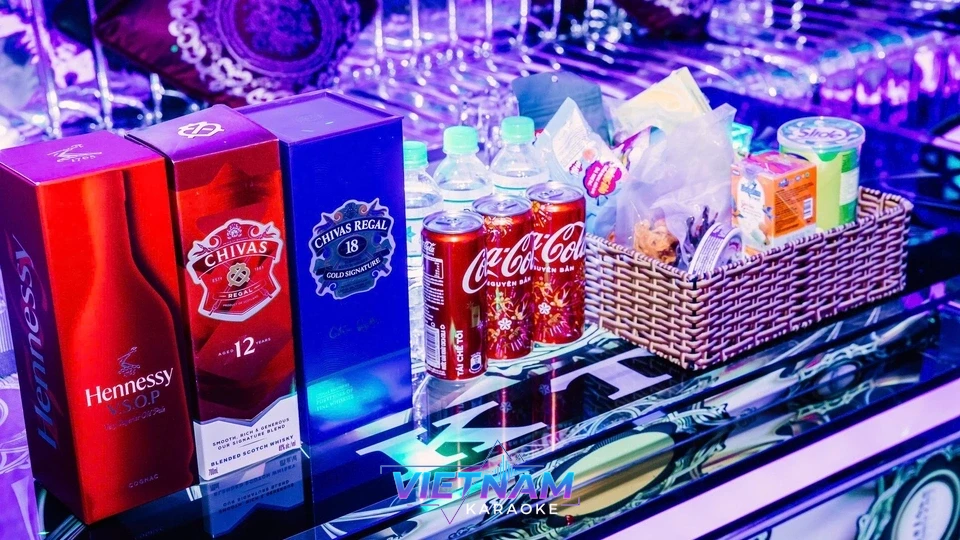 다양한 주류와 안주가 있는 테이블