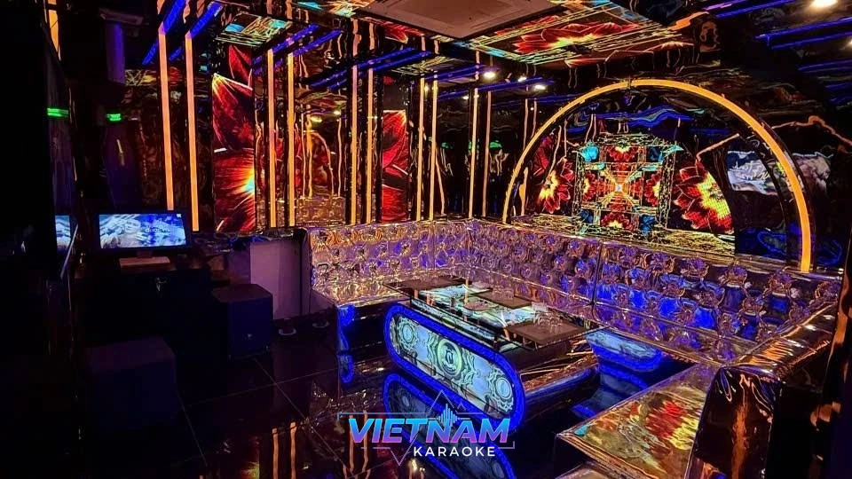 화려한 장식의 가라오케 룸 좌석