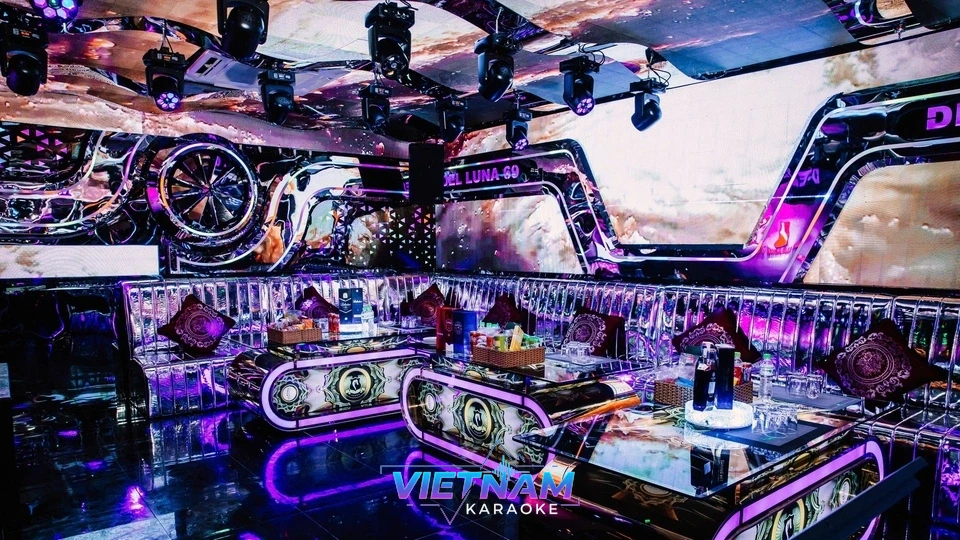 보라색 조명의 럭셔리 가라오케 룸