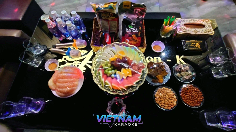 과일 안주와 마이크가 준비된 테이블 모습