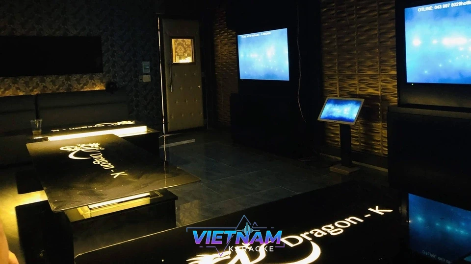 모니터와 반주기가 켜진 가라오케 룸 내부