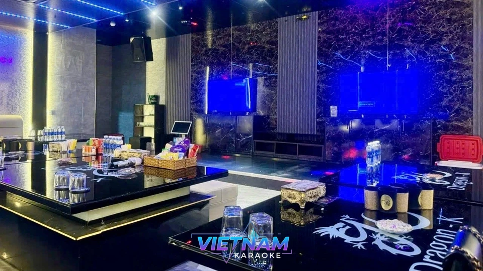 파란색 조명으로 분위기를 낸 가라오케 룸
