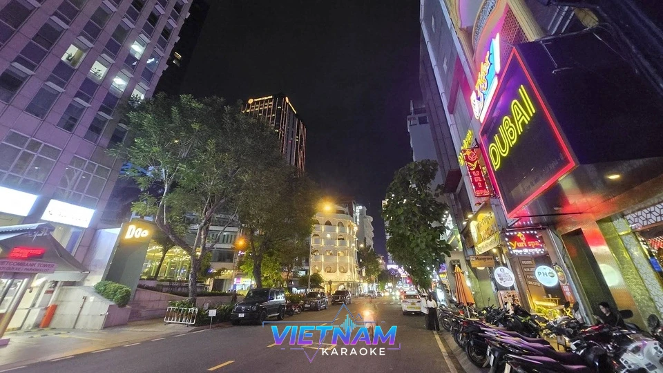 화려한 네온 사인이 있는 가라오케 거리