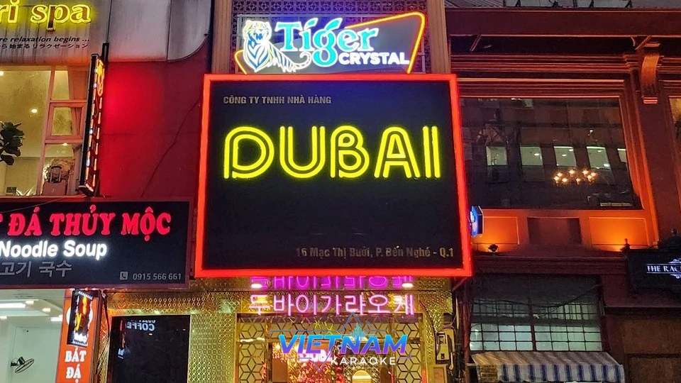 밝게 빛나는 두바이 가라오케 네온 간판