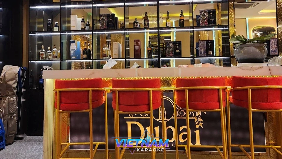 고급 술이 진열된 가라오케 바 카운터