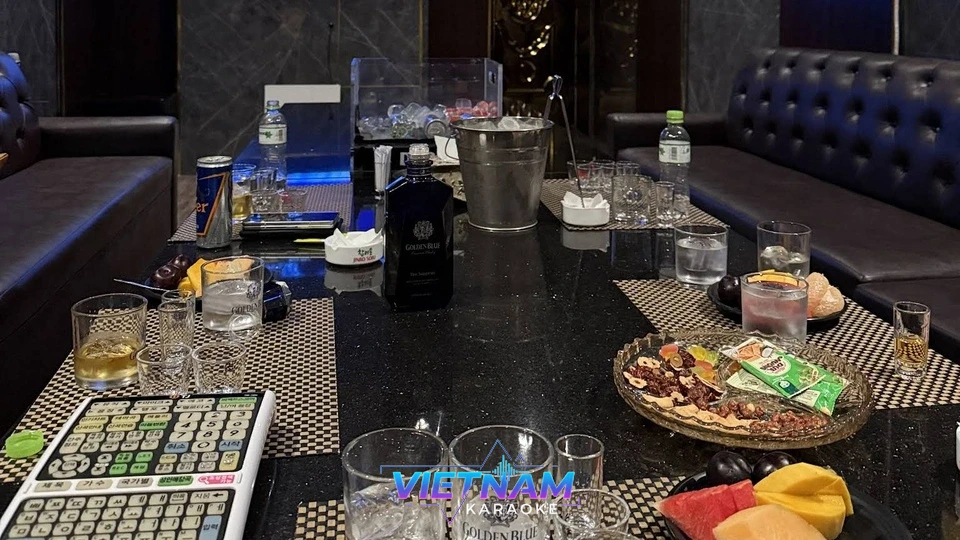 과일 안주와 술이 차려진 가라오케 테이블