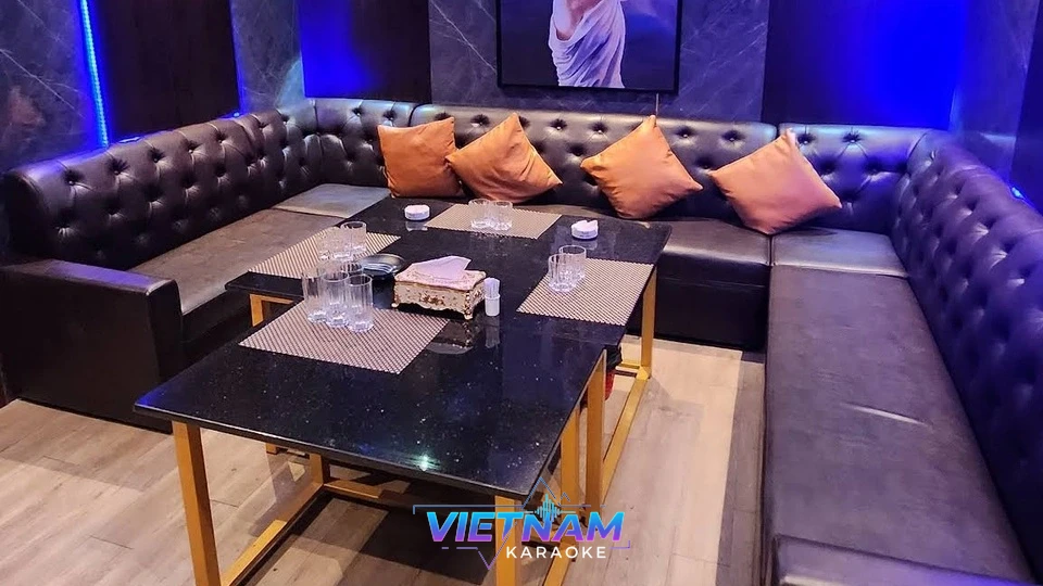 고급스러운 가죽 소파가 있는 가라오케 방
