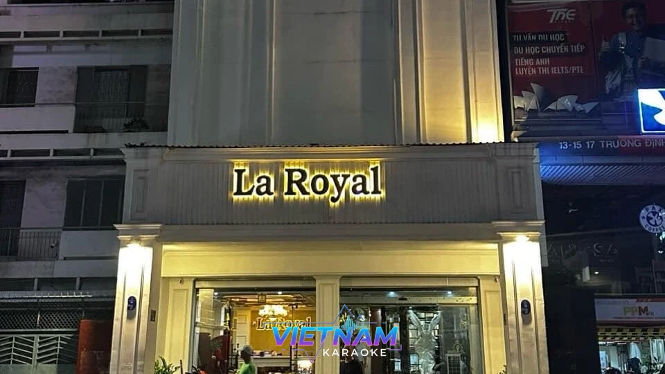 라 로얄 가라오케 건물 야경