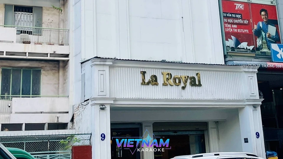 낮에 본 라 로얄 가라오케 입구