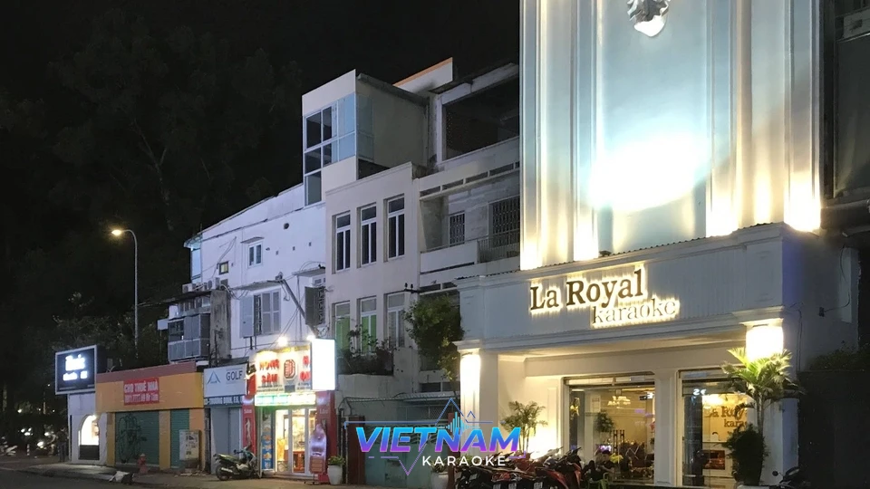 조명이 켜진 가라오케 건물 전경