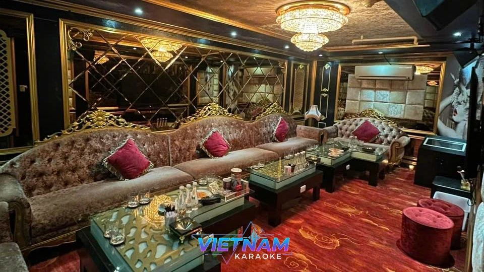 고급스러운 소파가 있는 룸 내부