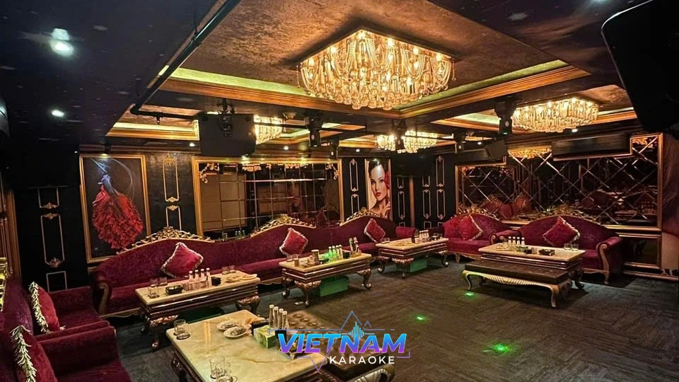 샹들리에가 있는 럭셔리한 룸