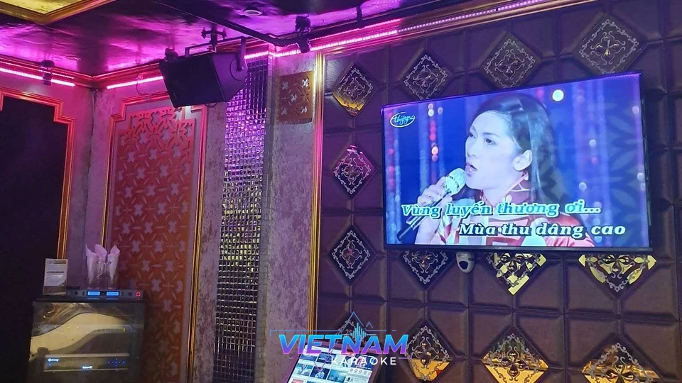 화면이 켜진 가라오케 모니터