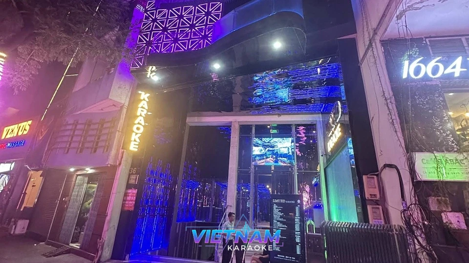 화려한 조명의 가라오케 입구 야경