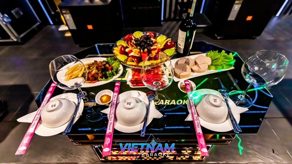 가라오케 과일 안주와 테이블 세팅