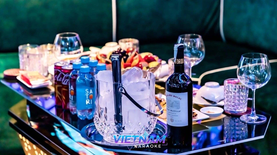 와인과 음료가 세팅된 가라오케