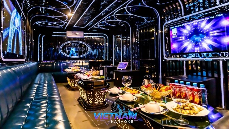 화려한 조명의 가라오케 룸 내부