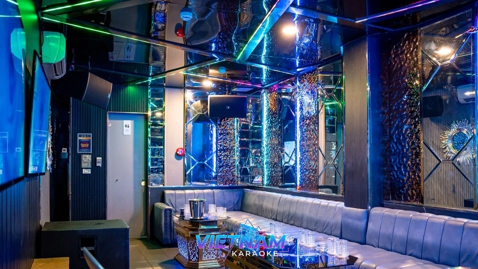 거울 장식이 돋보이는 가라오케 룸