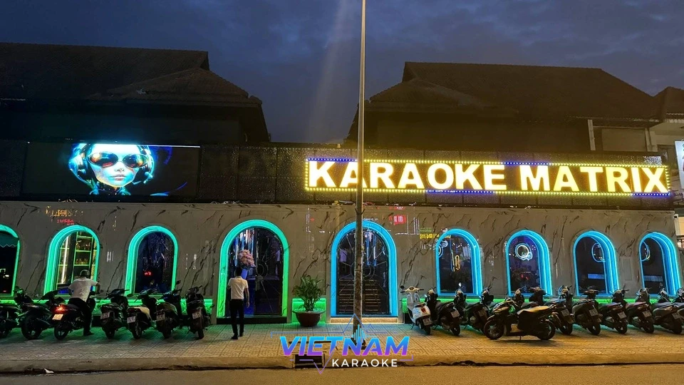 화려한 조명의 매트릭스 가라오케 야간 외관