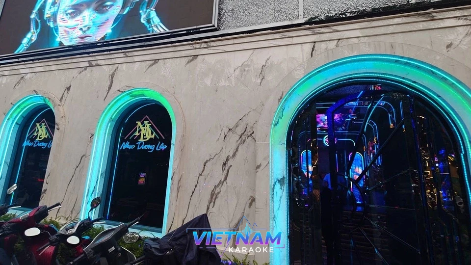 네온 조명 아치가 돋보이는 가라오케 입구