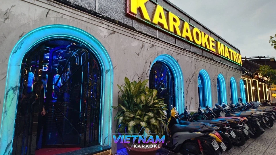 대리석 벽과 네온 조명의 가라오케 외관