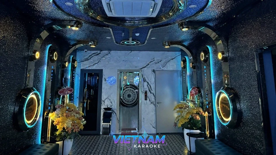 화려한 장식과 조명이 있는 가라오케 로비