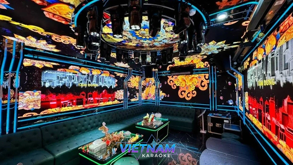 화려한 꽃무늬 스크린 배경의 가라오케 룸