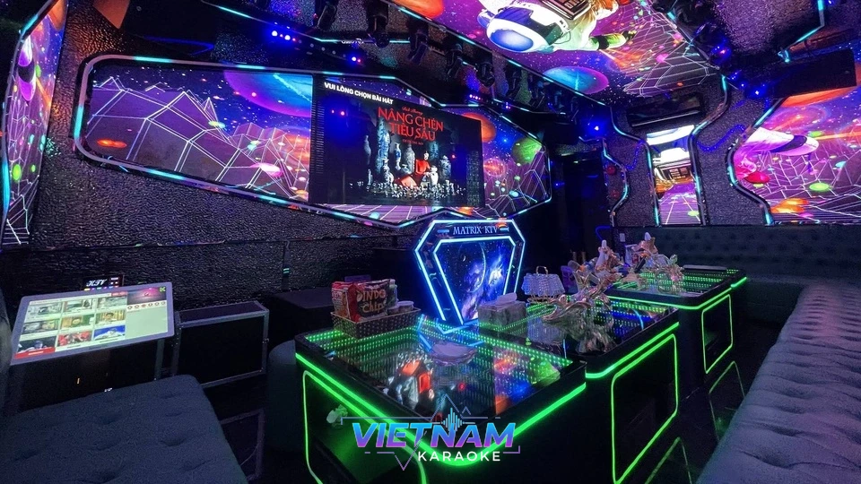 화려한 그래픽 화면과 조명 테이블이 있는 룸