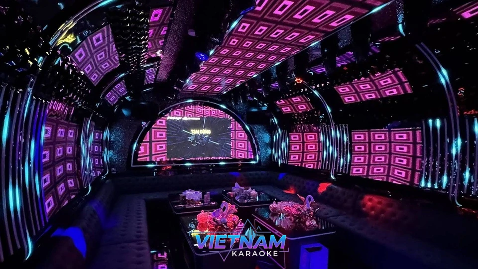 분홍색 기하학 패턴 조명의 돔형 룸