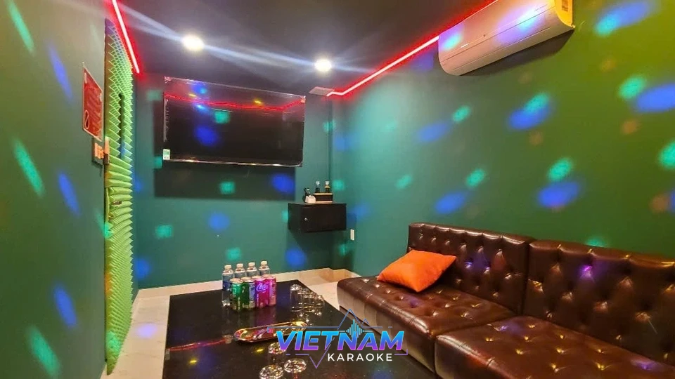 화려한 조명의 녹색 벽면 룸