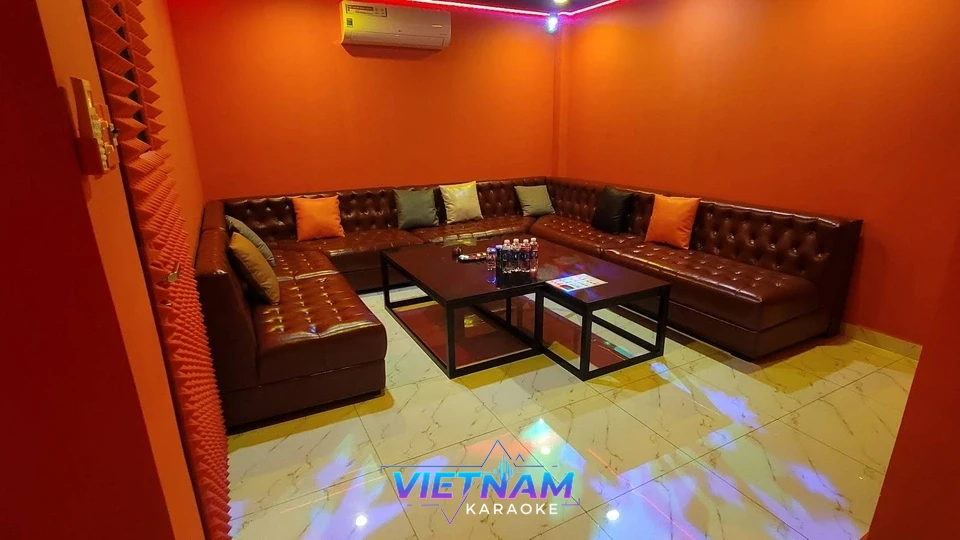 붉은 벽면의 넓은 소파 룸