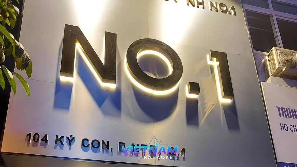 조명이 켜진 가라오케 간판