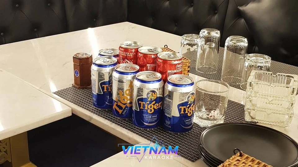 맥주와 잔이 세팅된 테이블