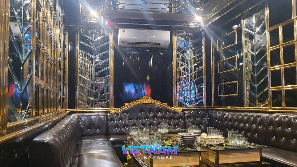 거울 벽면의 가라오케 룸